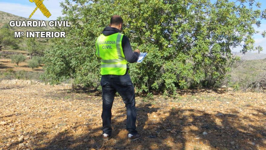 Uno de los agentes del equipo Roca revisando la documentación.