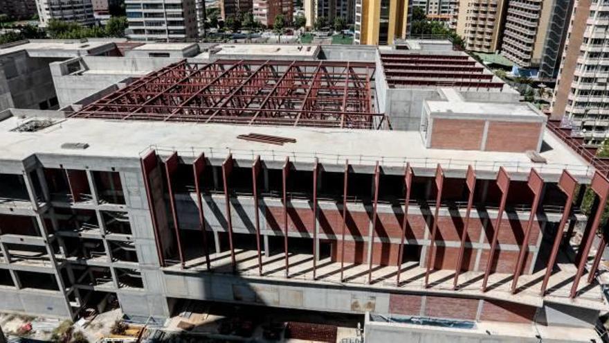 Las obras del Centro Cultural de Benidorm fueron paralizadas por falta de fondos dejando al aire su estructura.