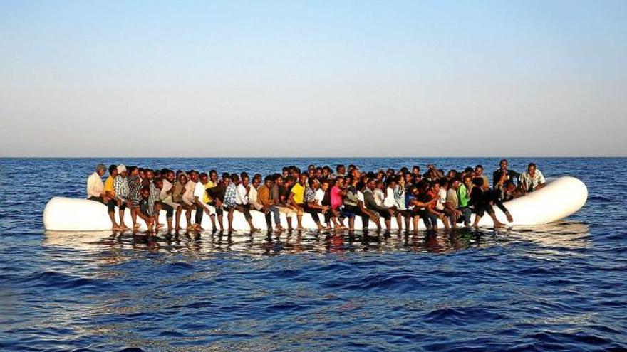 Petita embarcació plena de migrants africans enfront de la costa de Líbia, al mar Mediterrani