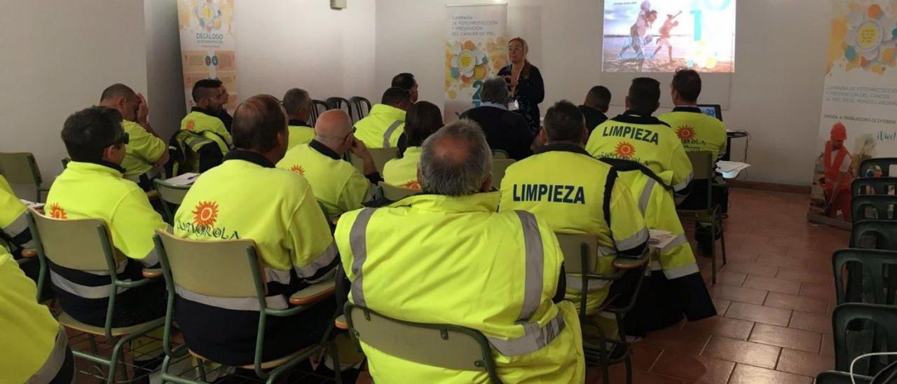 Trabajadores del Ayuntamiento de Fuengirola, durante el estudio.