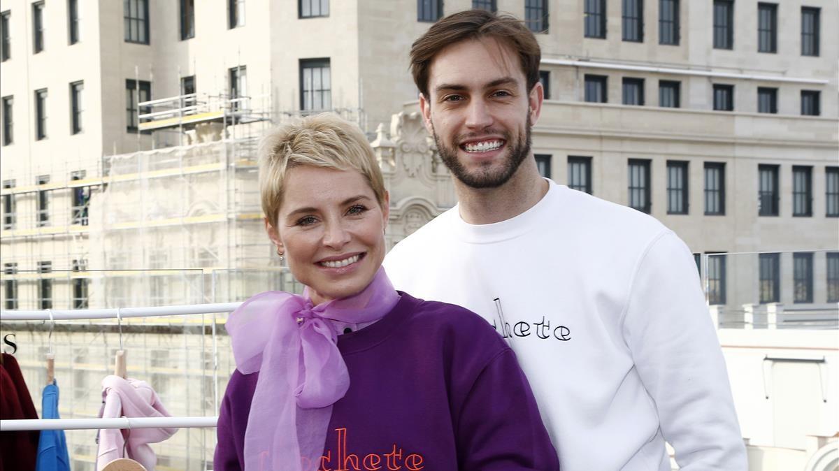 03 12 2020 Soraya Arnelas lanza su propia firma de ropa y confiesa que ha cancelado su boda prevista para el ano que viene La artista presenta con su novio Miguel Angel y su hija Manuela su proyecto mas especial Chochete MADRID 4 (CHANCE) Tras unos meses de confinamiento en los que el mundo de la musica ha sido uno de los mas perjudicados por esta pandemia Soraya Arnelas se atreve con un nuevo proyecto profesional de la mano de su pareja Miguel Angel y su hija Manuela el lanzamiento de su propia firma de ropa Chochete Segun explica la cantante este original nombre surge de la jerga andaluza con la que ellos estan muy familiarizados por lo que no entienden la gran polemica que se ha creado entorno al nombre elegido para su marca EUROPA ESPANA SOCIEDAD 03 12 2020 Soraya Arnelas lanza su propia firma de ropa y confiesa que ha cancelado su boda prevista para el ano que viene La artista presenta con su novio Miguel Angel y su hija Manuela su proyecto mas especial Chochete MADRID 4 (CHANCE) Tras unos meses de confinamiento en los que el mundo de la musica ha sido uno de los mas perjudicados por esta pandemia Soraya Arnelas se atreve con un nuevo proyecto profesional de la mano de su pareja Miguel Angel y su hija Manuela el lanzamiento de su propia firma de ropa Chochete Segun explica la cantante este original nombre surge de la jerga andaluza con la que ellos estan muy familiarizados por lo que no entienden la gran polemica que se ha creado entorno al nombre elegido para su marca EUROPA ESPANA SOCIEDAD