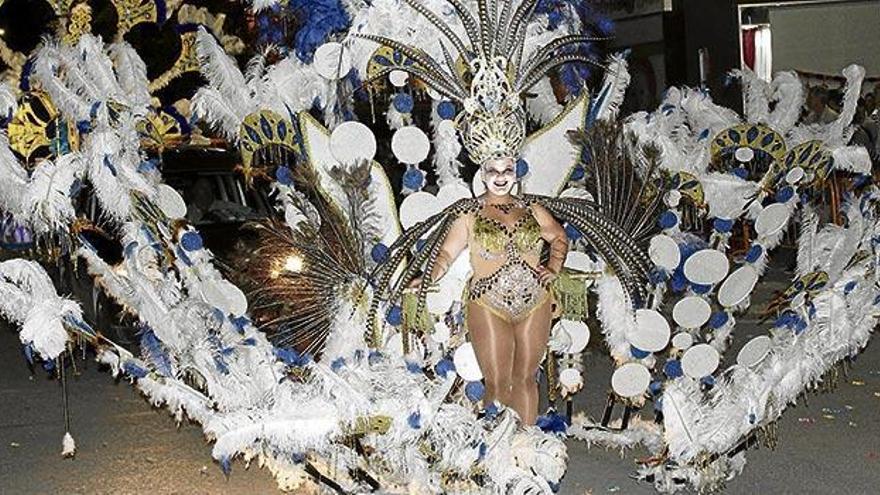 Las espectaculares carrozas centran todas las miradas en Pilar de la Horadada