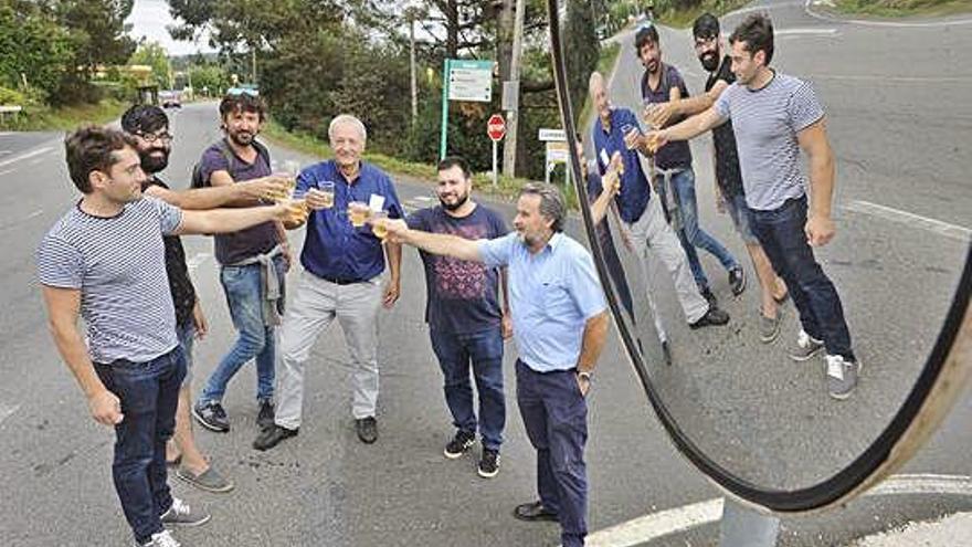 Brindis del BNG en el cruce de A Chasqueira cuando la Diputación aprobó la obra en 2016.