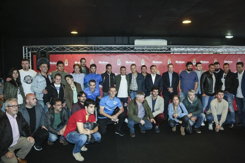 Acto en el Carlos Tartiere en el que varios futbolistas juegan al futbolín con aficionados