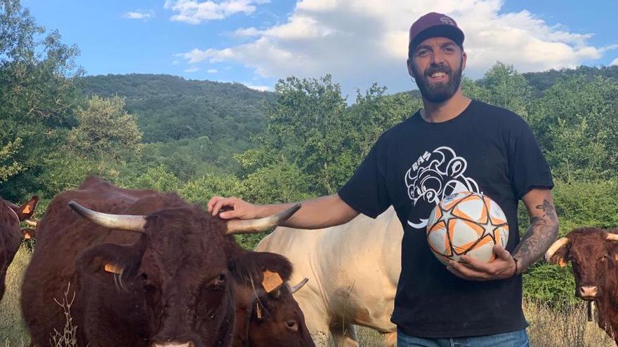 L’exgolejador de la Jonquera que ara dribla el bestiar a la Garrotxa