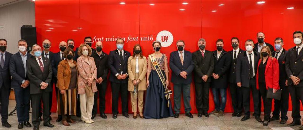 Foto de familia con dirigentes de la UMT, municipales y la Musa de la Música. | A.T.