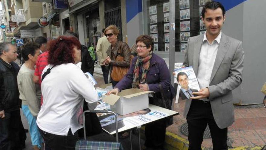 El candidato del PP, Eduardo Dolón, reparte publicidad ayer en Torrevieja.