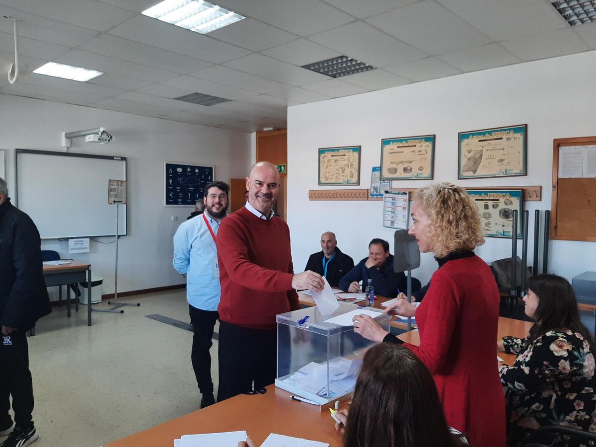 El alcalde de Bueu, Félix Juncal, deposita su voto el domingo en su colegio electoral de la Escola Náutica.