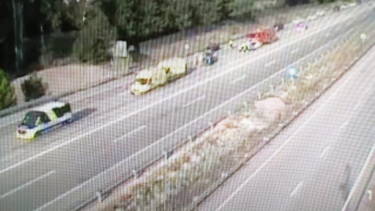 Captura del punt on ha tingut lloc l&#039;accident, amb els serveis d&#039;emergències i la carretera tallada.