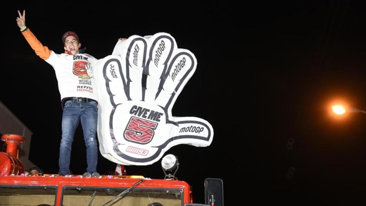 Marc Márquez con la mano abierta apelando a los cinco títulos mundiales que ha conquistado.