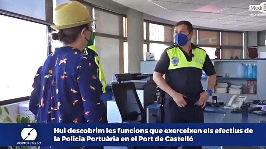 Loles García entrevista a uno de los miembros de la Policía Portuaria. 