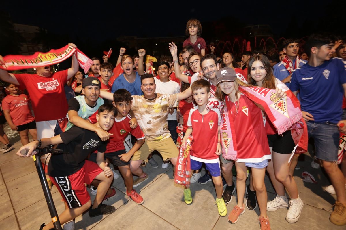 La Circular se llena para celebrar el ascenso del Real Murcia