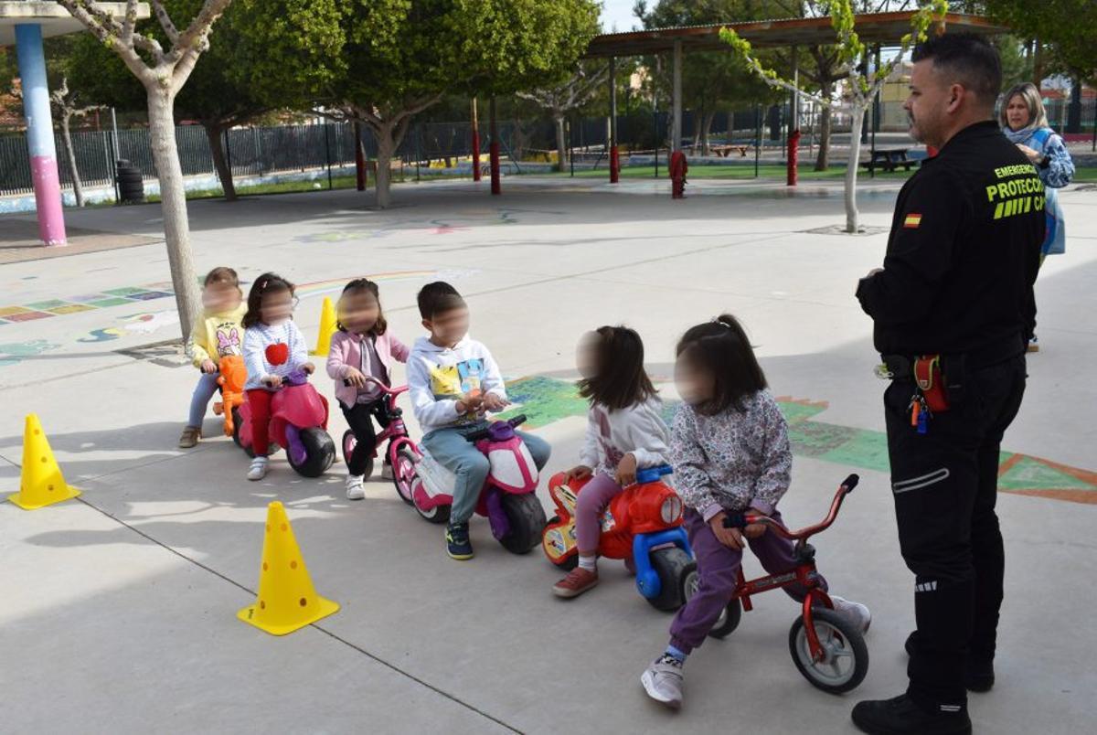 Práctica en el parque de educación vial del polideportivo municipal. | AYTO LAS TORRES DE COTILLAS
