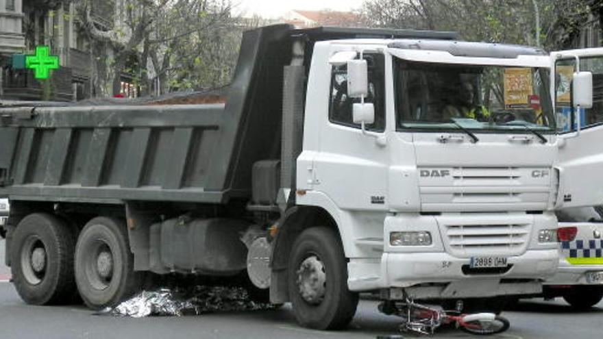 Una ciclista fallece en Barcelona al ser arrollada por un camión