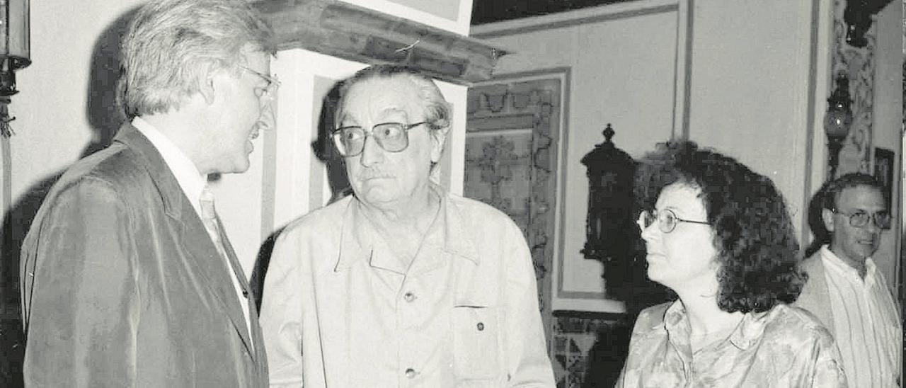 El aleshores conseller de Cultura Andreu López parla amb Joan Fuster i la directora general de Patrimoni Cultural del moment, Evangelina Rodríguez, en un acte en 1991.