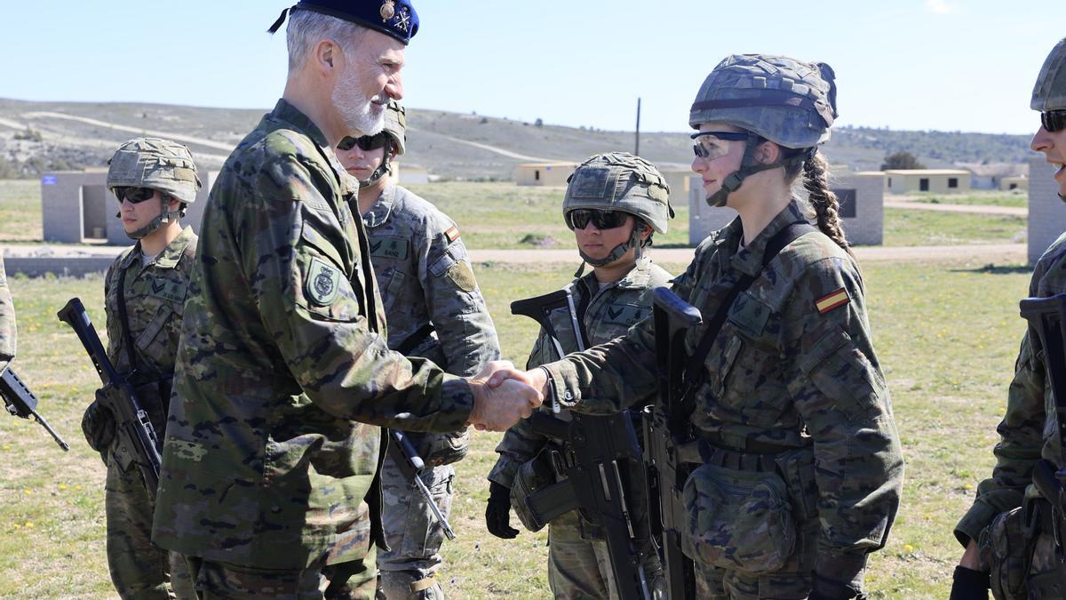 El rey Felipe VI visita a la princesa Leonor durante una jornada de maniobras militares