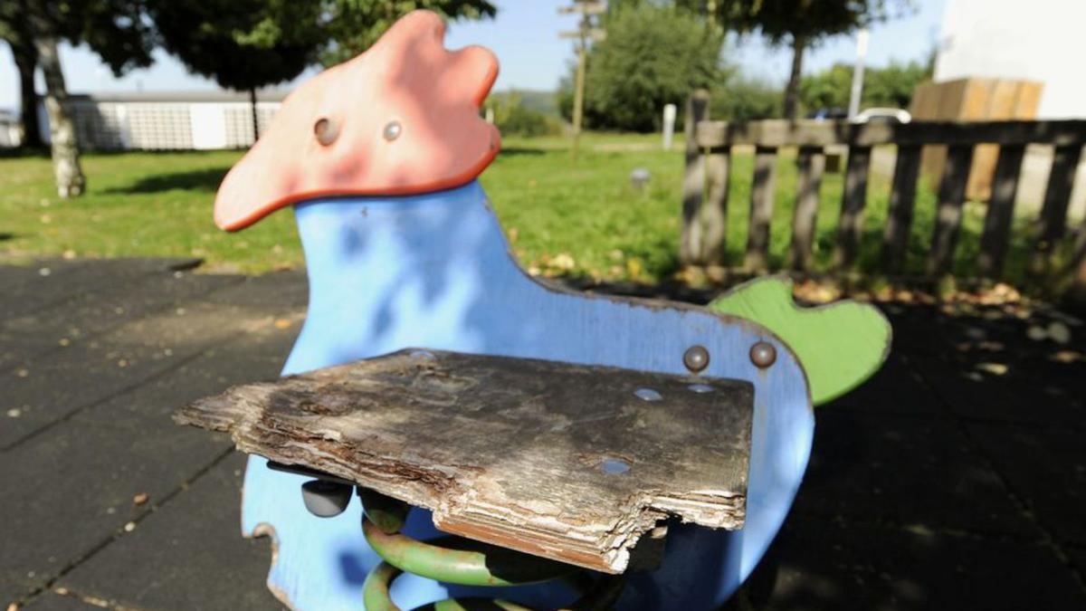 Destrozos en un balancín del parque infantil.  | FOTOS: BERNABÉ/J. LALÍN