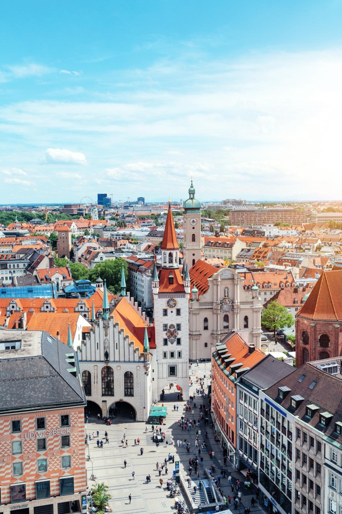 Marienplatz de Múnich, con el ayuntamiento en primer plano.