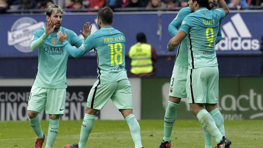 Luis Suárez celebra el primer gol del Barcelona ante el Osasuna en El Sadar junto a Piqué, Messi y Jordi Alba.