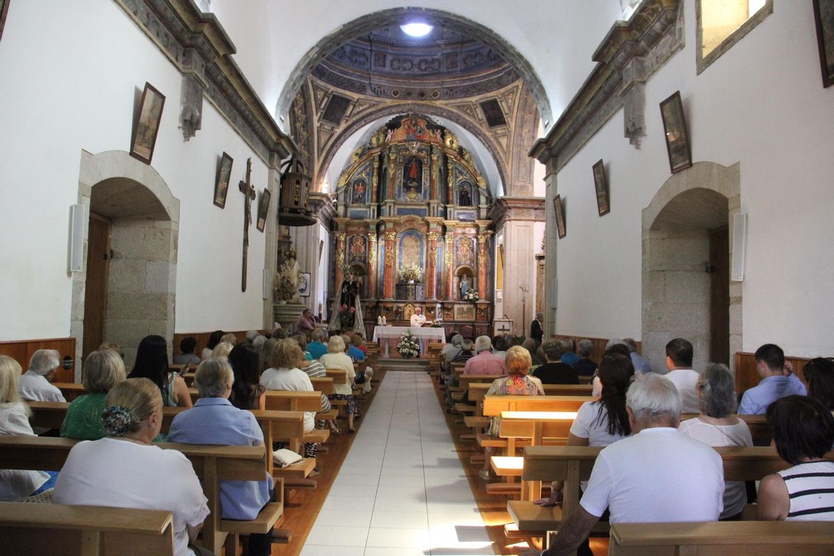 Vecinos asisten a la misa oficiada en la iglesia parroquial de Trefacio.