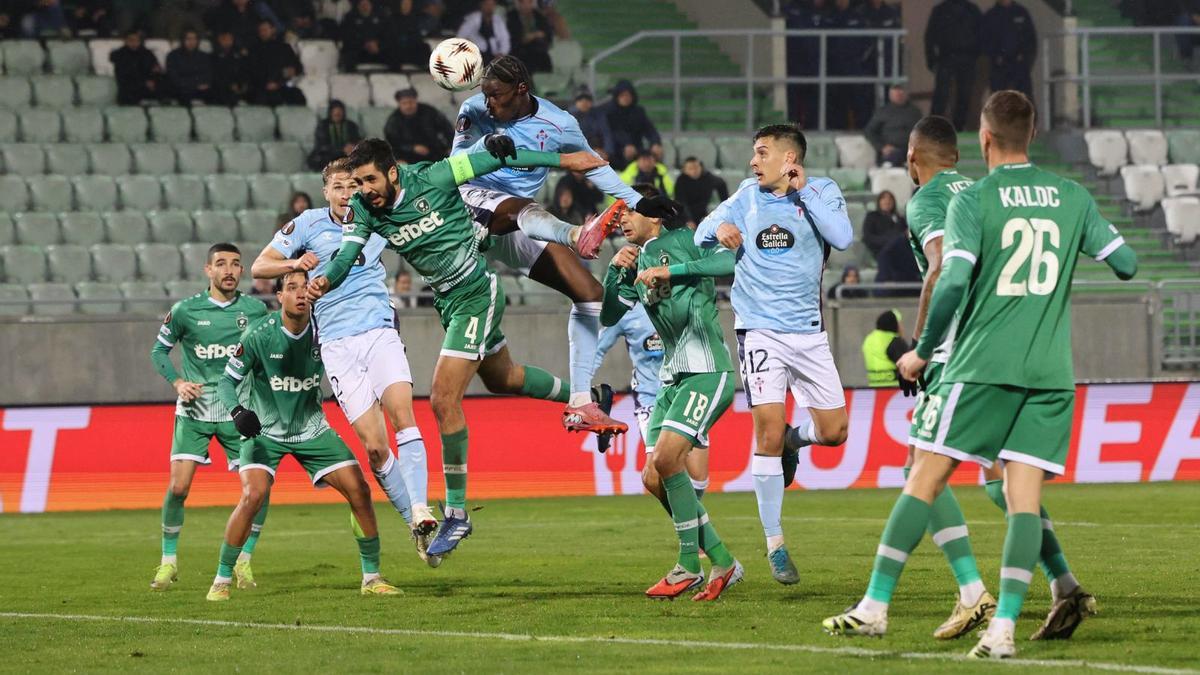 Remate fallido de cabeza de Ilaix en el área del Ludogorets.
