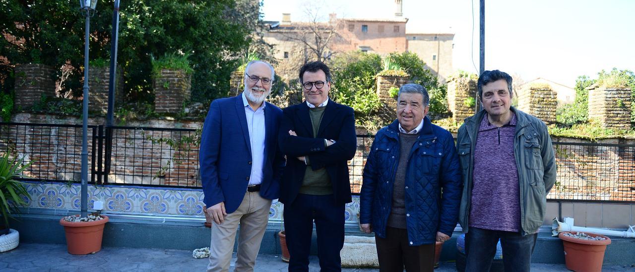 Nacho Serrano (segundo por la izquierda), candidato de Levanta Plasencia a la alcaldía.