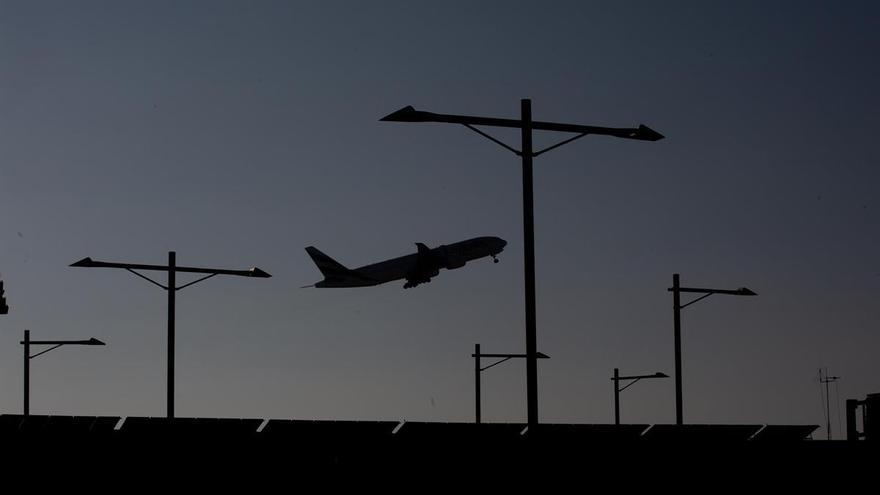 Las aerolíneas rechazan prohibir vuelos cortos y reclaman el AVE a Barajas y El Prat para reducirlos