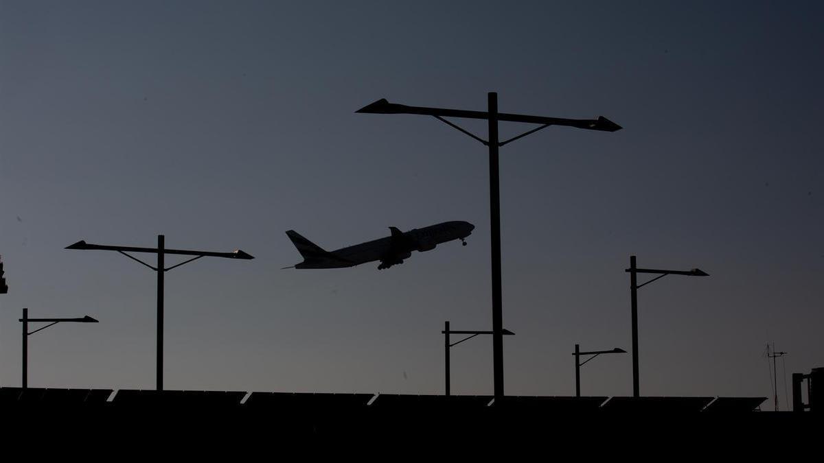 Un avión sobrevuela el aeropuerto de Barcelona.