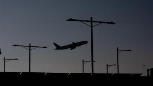 Un avión sobrevuela un aeropuerto.