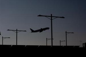Les aerolínies rebutgen prohibir els vols curts i reclamen l’AVE a Barajas i el Prat per reduir-los