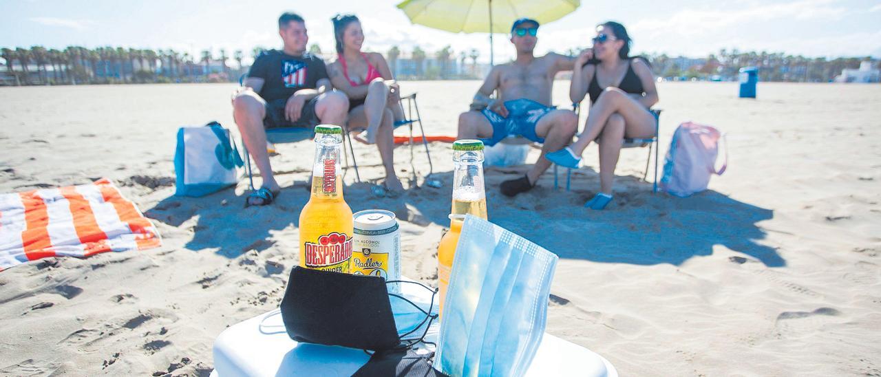 Escena de playa esta semana sobre la arena de la Malva-rosa de València.