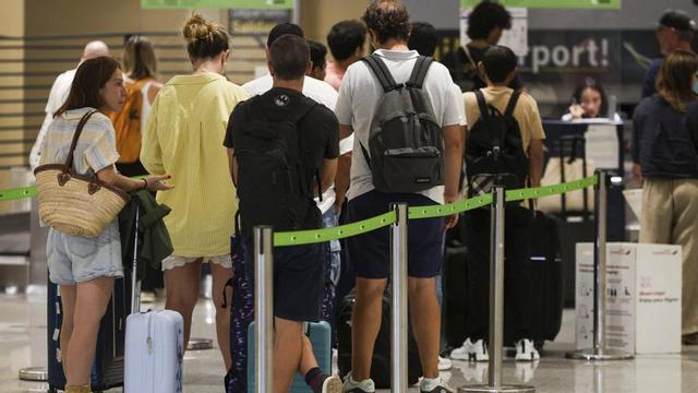 Turistas dispuestos a facturar en el aeropuerto el pasado mes de agosto.
