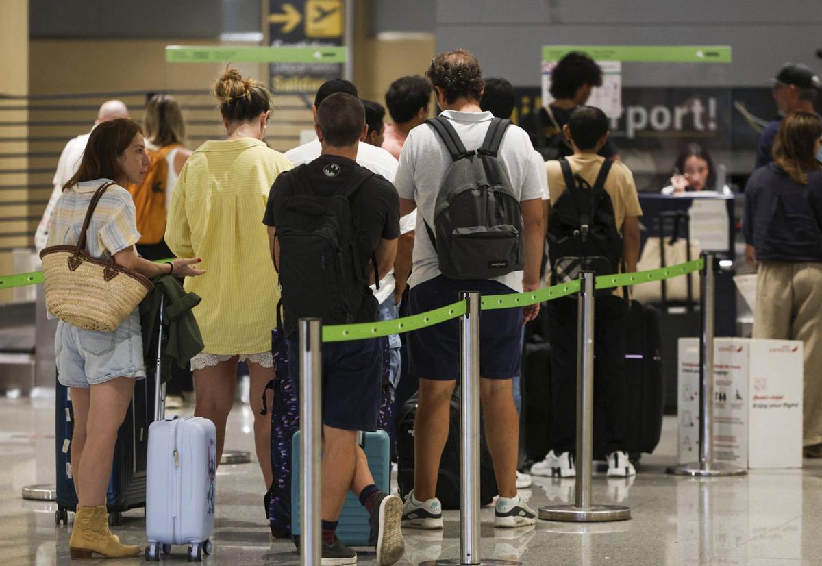 Turistas dispuestos a facturar en el aeropuerto el pasado mes de agosto.