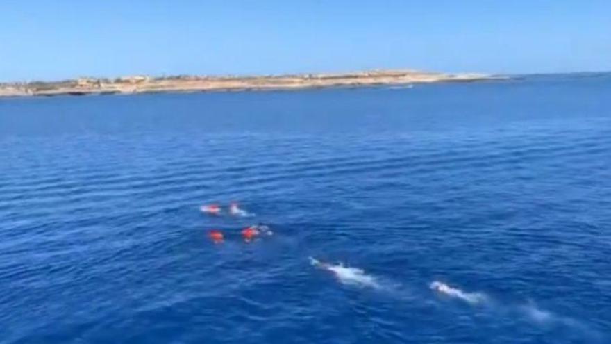 Migrantes del &#039;Open Arms&#039; intentan llegar a Lampedusa a nado