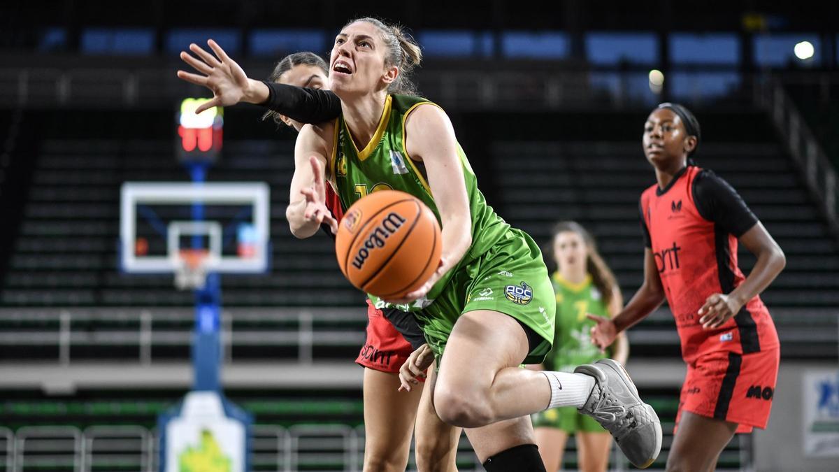 Ana Faussurier intenta anotar en el partido de la primera vuelta ante el Barakaldo.