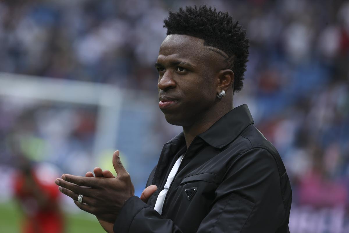 MADRID, 24/05/2023.- El jugador del Real Madrid Vinicius Jr. participa en un acto con motivo de los casos de racismo ocurridos en el partido anterior ante el Valencia este miércoles, previo al partido de LaLiga entre el Rayo Vallecano y el Real Madrid, en el estadio Santiago Bernabéu de Madrid. EFE/ Kiko Huesca