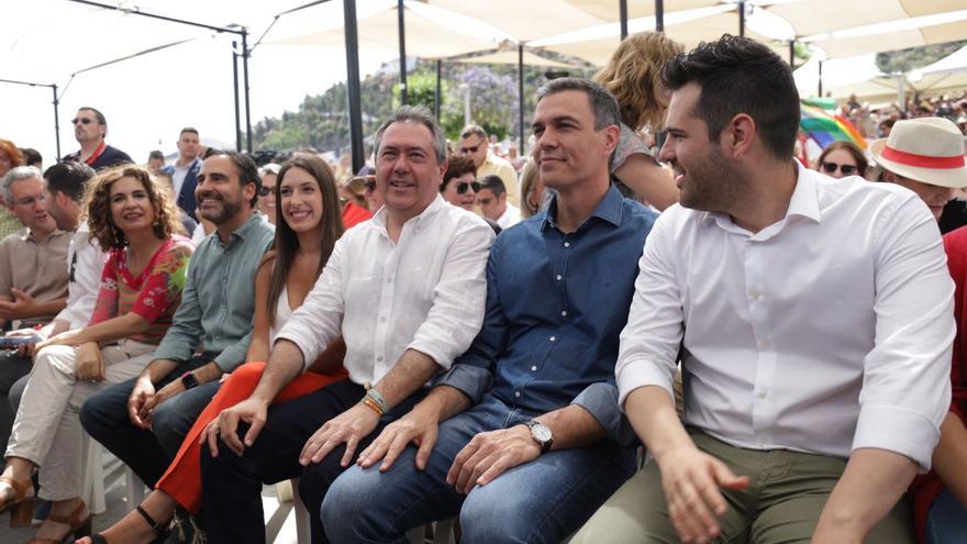 Juan Espadas, Pedro Sánchez y otros dirigentes socialistas, durante el mitin celebrado en Cártama en la campaña del 19J.  | ÁLEX ZEA