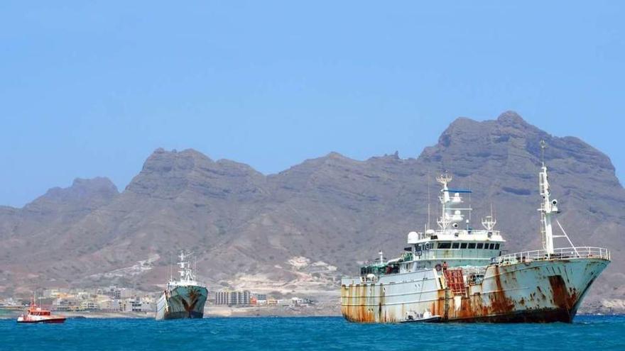 El &quot;Songhua&quot; y el &quot;Yongding&quot; en el momento de su apresamiento en Cabo Verde. // Sea Shepherd Global