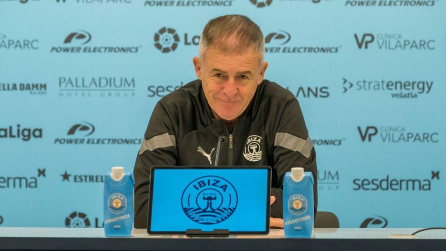 Lucas Alcaraz, técnico de la UD Ibiza, durante la rueda de prensa de ayer. | UD IBIZA.