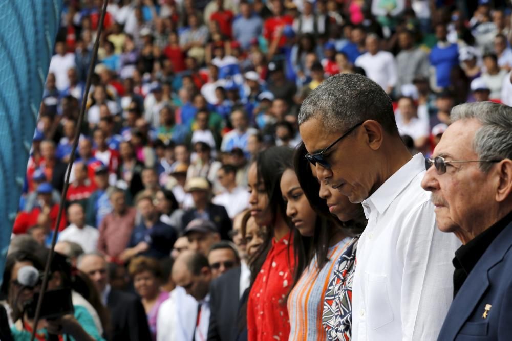 Obama asiste a un partido de béisbol en Cuba.