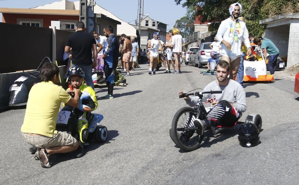 Alrededor de 70 participantes y 40 vehículos disputan la tradicional bajada de carros de bolas y dejan momentos para el recuerdo