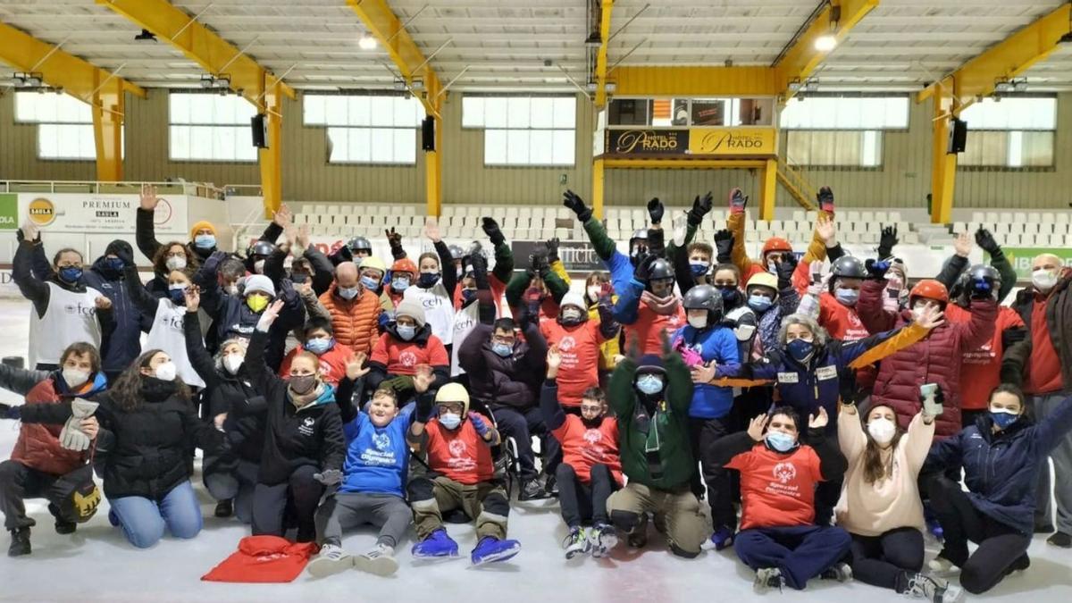 Els participants en la jornada de patinatge sobre gel inclusiu a Puigcerdà | FCEH