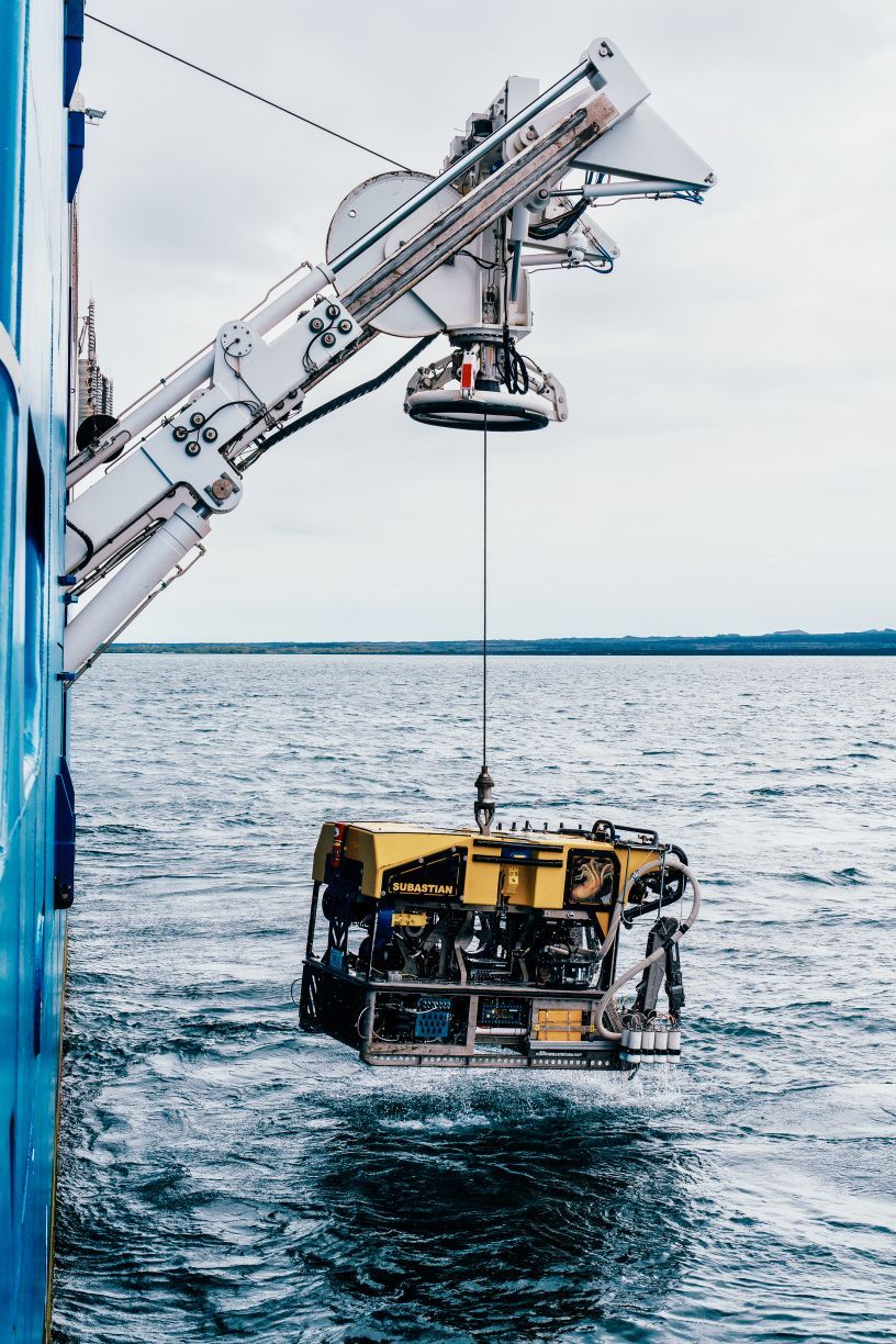 El robot submarino (ROV) “SuBastian”, bajando del “Falkor Too”.