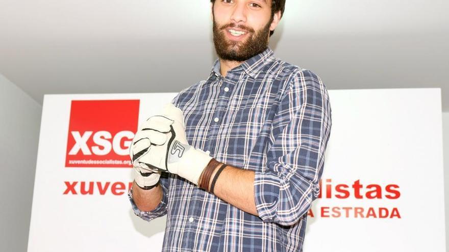 Luis López Bueno, en 2016, posando con sus guantes de portero en la sede del PSOE de A Estrada. // Bernabé / Ana Bazal