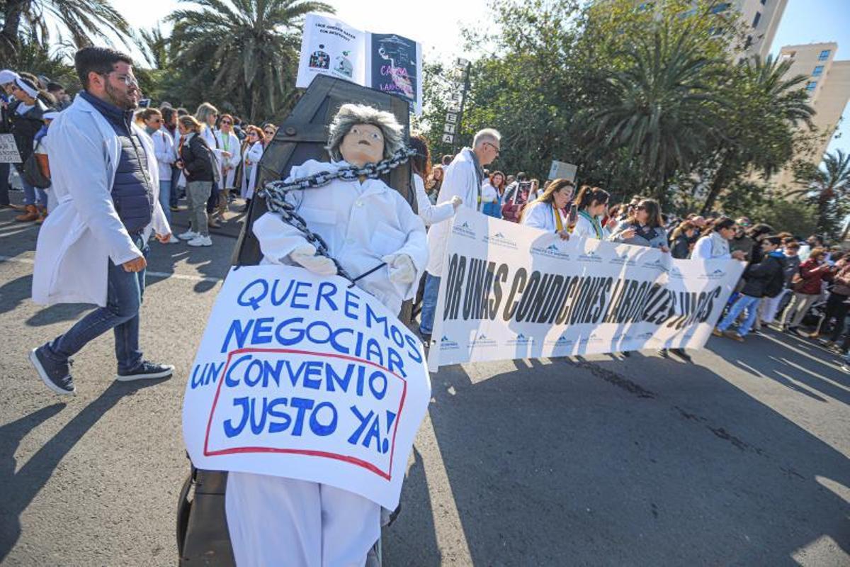 Un momento del inicio de la protesta que culminó en el centro de Torrevieja.  | TONY SEVILLA