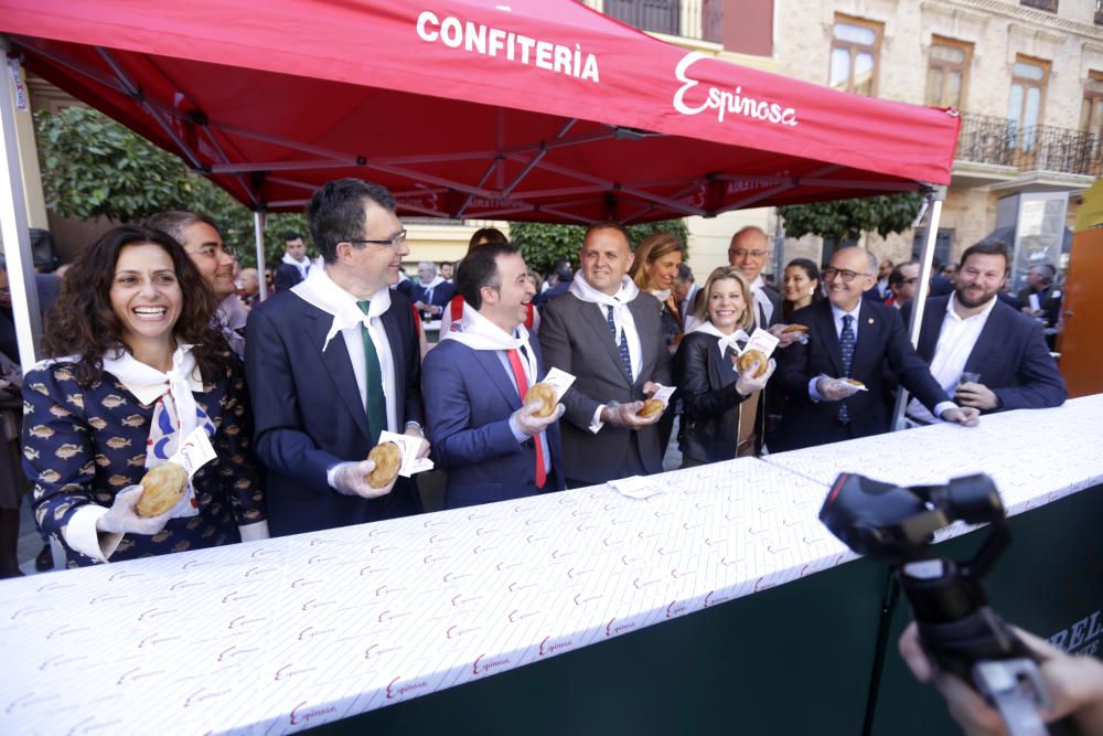 Presentación del cartel del Entierro de la Sardina y posterior reparto de pasteles de carne