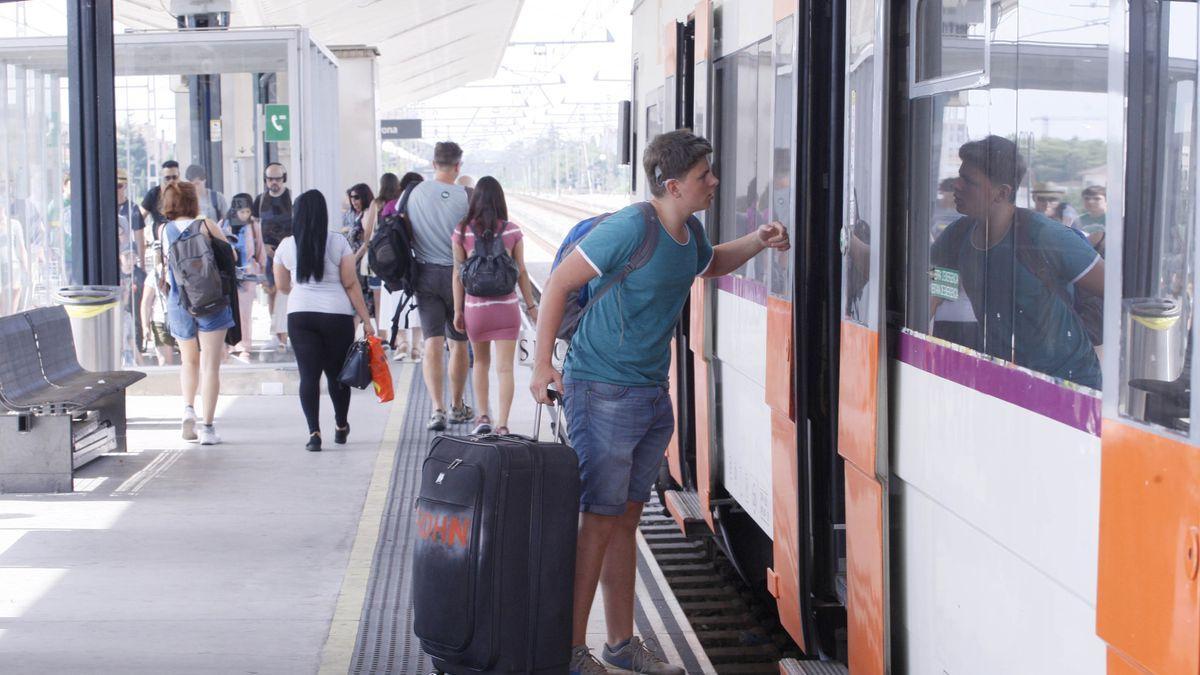 Un tren de Rodalies a Girona, abans de la pandèmia.