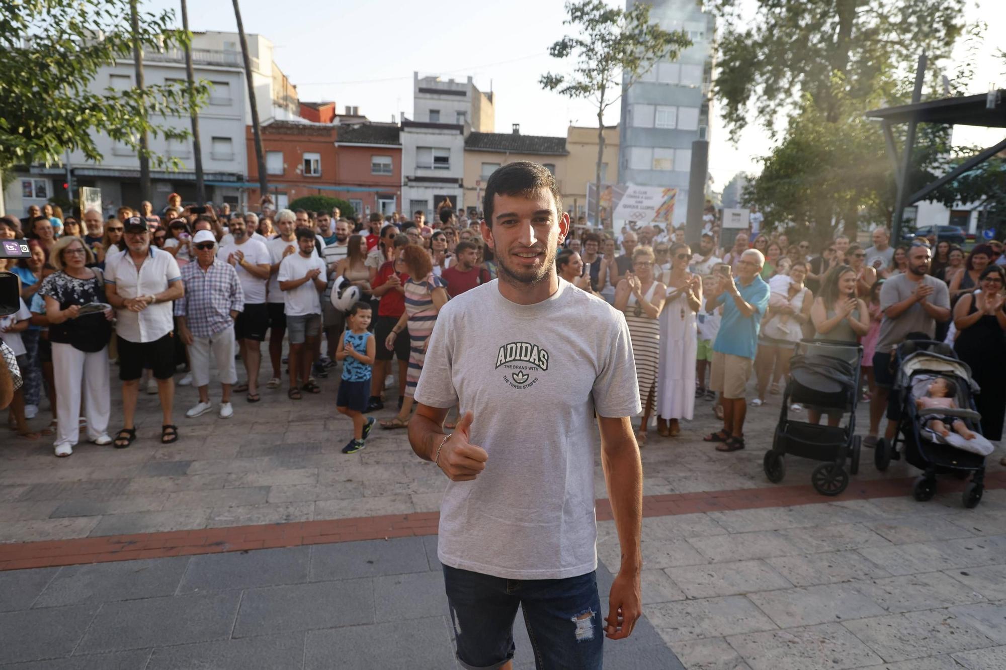 Así ha recibido Bellreguard al atleta Quique Llopis