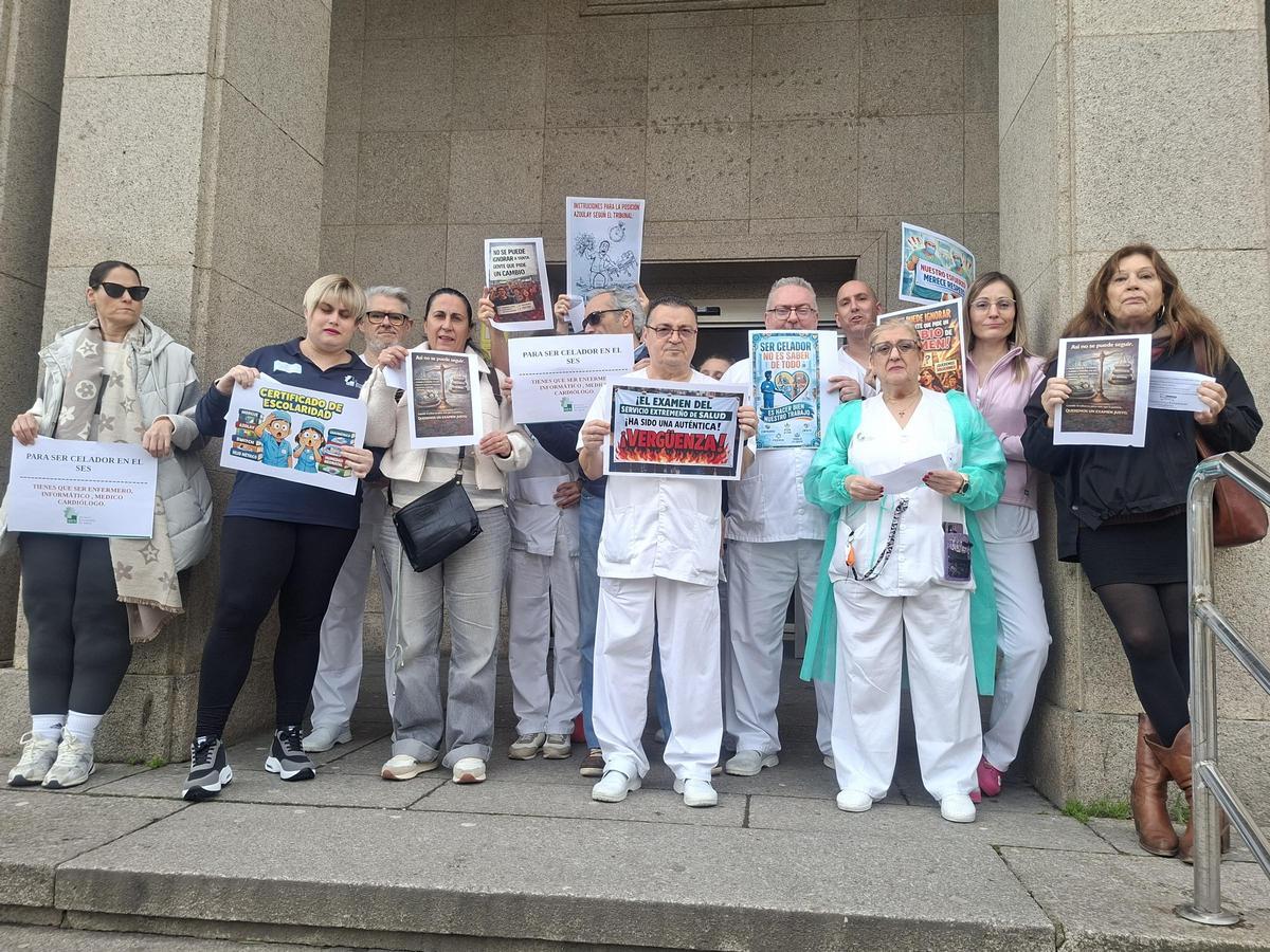 la protesta de celadores  por un examen digno en la puerta del Hospital Perpetuo Socorro