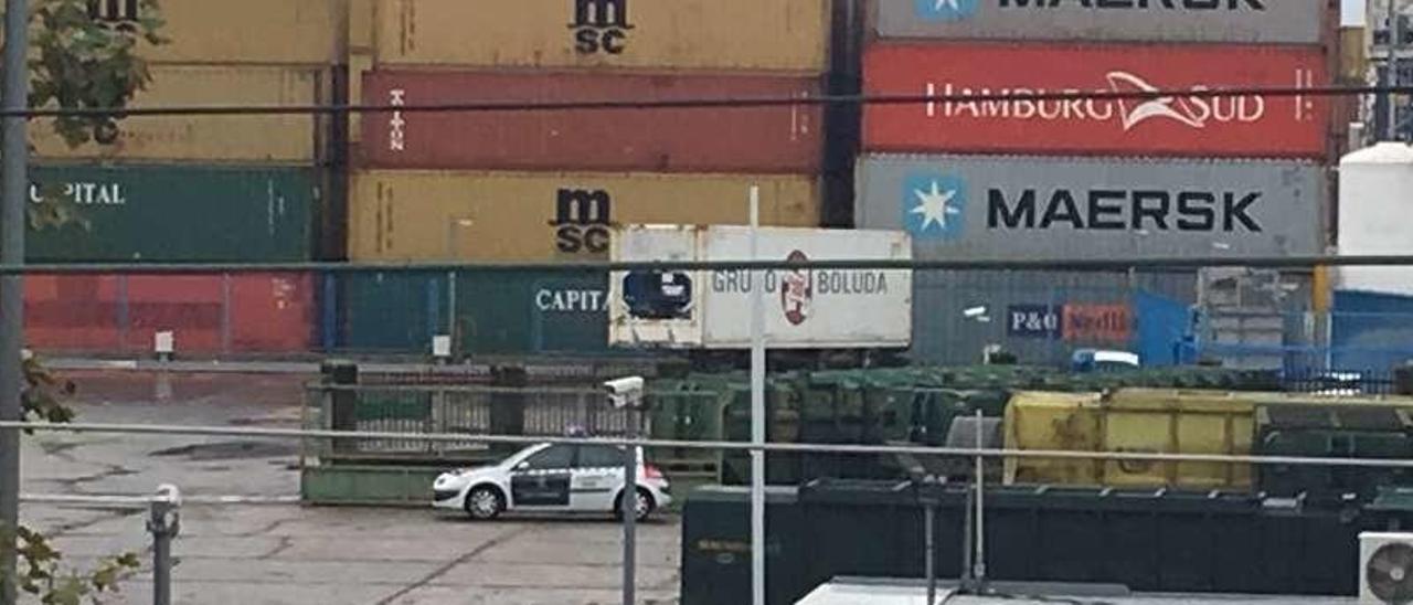 Una patrulla de la Guardia Civil vigila el pasado lunes una de las entrada a la terminal de contenedores. // FdV